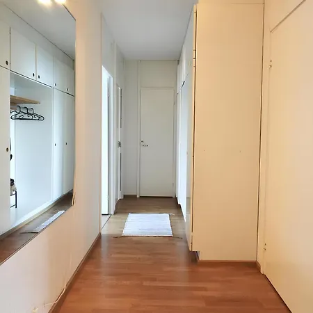 Spacious In Tranquil With Balcony And Free Parking Huoneisto