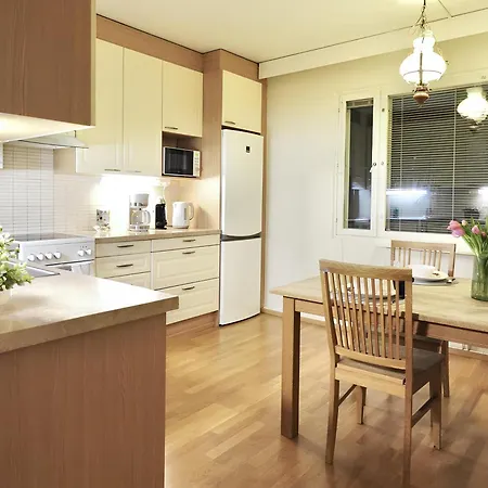 Spacious In Tranquil With Balcony And Free Parking Huoneisto
