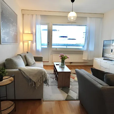 Huoneisto Spacious In Tranquil With Balcony And Free Parking