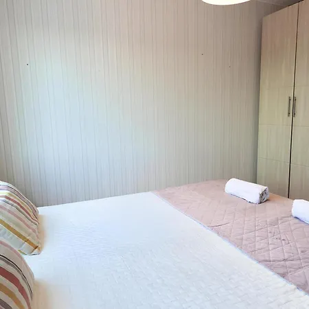 Spacious In Tranquil With Balcony And Free Parking Huoneisto *
