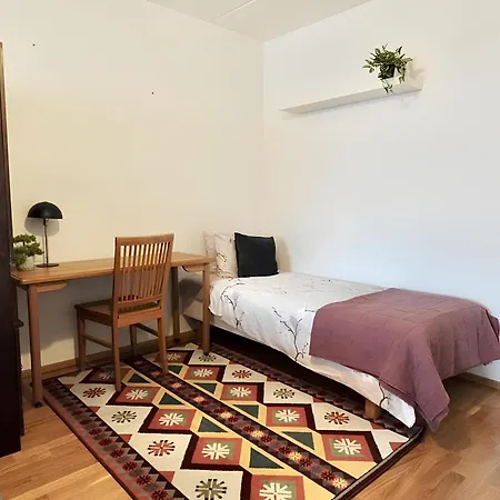Huoneisto Spacious In Tranquil With Balcony And Free Parking *