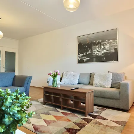 Huoneisto Spacious In Tranquil With Balcony And Free Parking